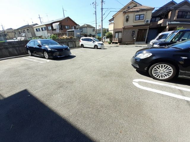 【羽曳野市河原城のアパートの駐車場】