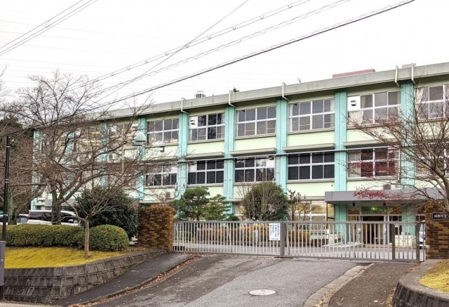 【湖南市石部南のマンションの小学校】