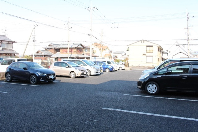 【守山市下之郷のマンションの駐車場】