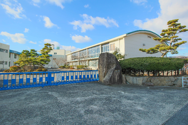 【赤磐市下市のアパートの小学校】