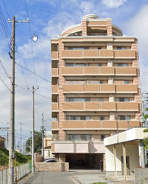 【サクラメント山電天満駅前の建物外観】