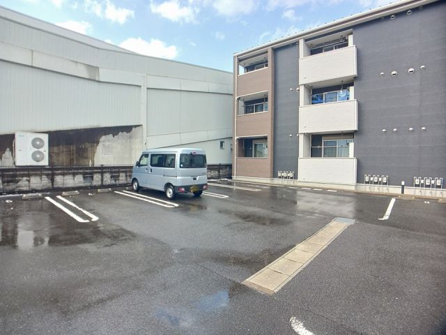 【北九州市八幡西区穴生のアパートの駐車場】