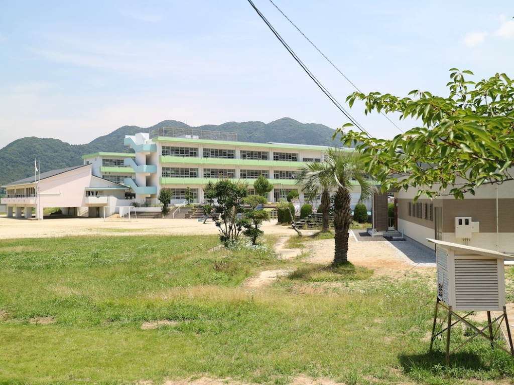 【宗像市赤間駅前のマンションの小学校】