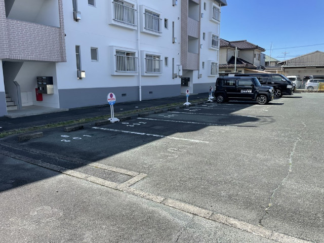 【浜松市中央区北島町のマンションの駐車場】