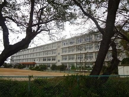 【浜松市中央区北島町のマンションの中学校】