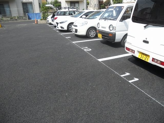 【茅ヶ崎市中島のマンションの駐車場】