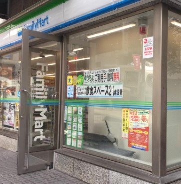 コンビニ　ファミリーマート神楽坂三丁目店（コンビニ）まで89m