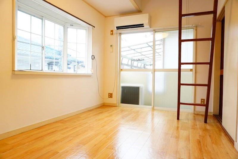 居室・リビング　2面採光の洋室