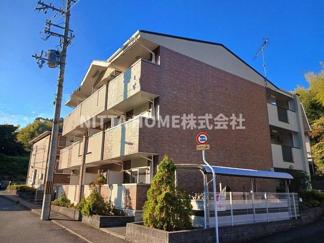 建物外観　3階建ての鉄骨造マンション♪