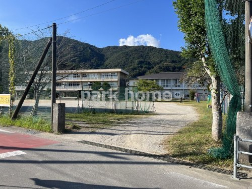 小学校　高岡第二小学校（小学校）まで743m