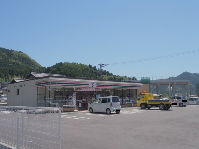 コンビニ　セブンイレブン嬉野大草野店（コンビニ）まで234m