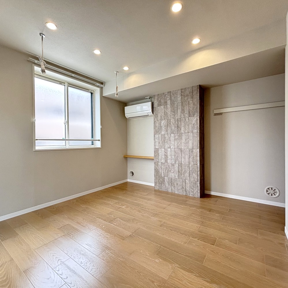 居室・リビング　洋室8.5帖♪照明器具付♪お洒落なアクセントクロス♪