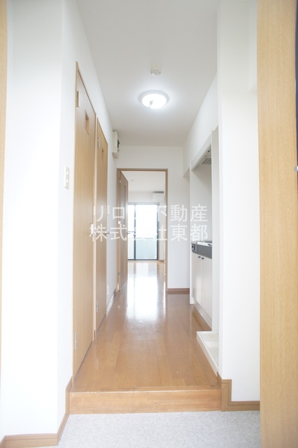 玄関　玄関には下駄箱があるのでスッキリとした空間を保てます