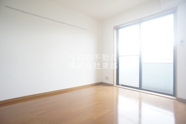 居室・リビング　南向きなので暖かな日差しが入りますね♪