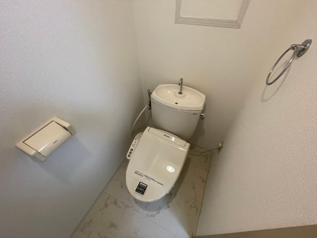 トイレ　温水洗浄便座付き