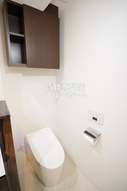 トイレ　自動で開く最新のトイレ！