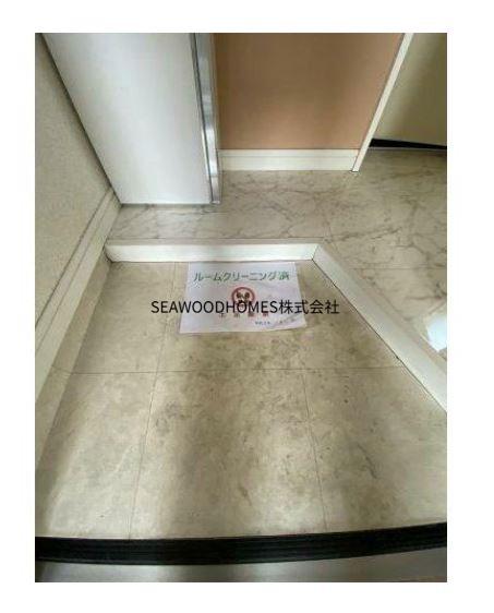 玄関　ドアを開ければ、明るく清潔な空間がお出迎え。