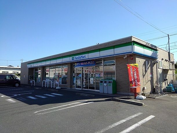 コンビニ　ファミリーマート（コンビニ）まで750m