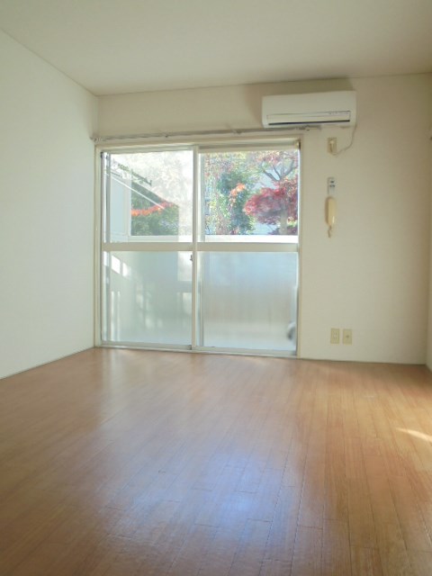 居室・リビング　写真は103号室です（参考）