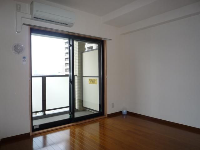 居室・リビング　明るい室内空間