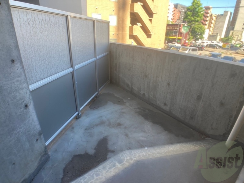 バルコニー　バルコニーは幅があり、広い印象を受けました。