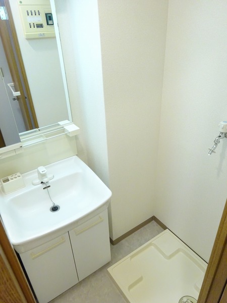 洗面設備　明るい洗面所です