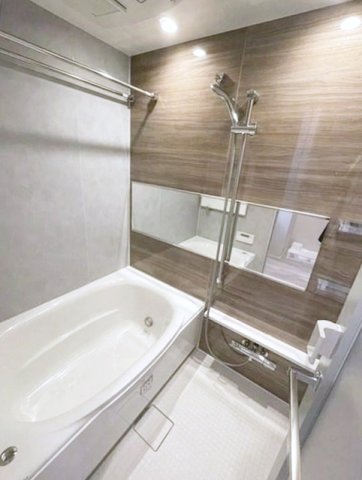 バス・シャワールーム　嬉しい追い焚き・浴室乾燥機付きです♪