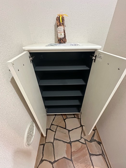 玄関　シューズボックス付きで玄関すっきり片付きます！上に写真やかわ