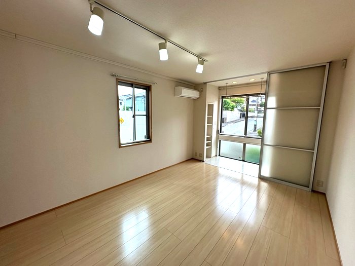 居室・リビング　南向き洋室12帖☆ルームコートに繋がるお部屋は陽当たり・風通