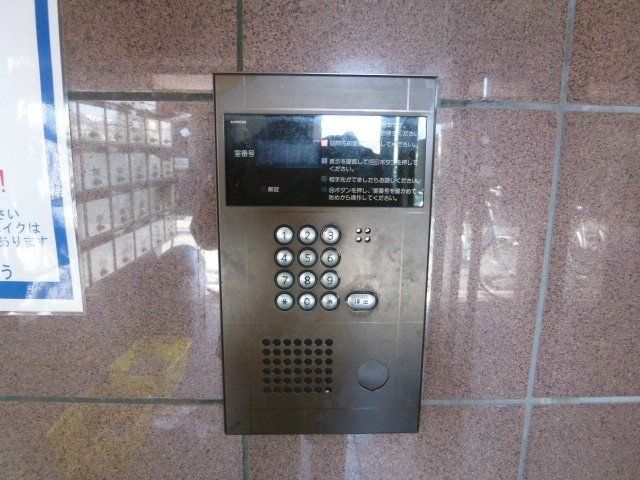 エントランス　オートロック付きです。