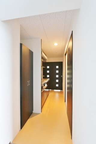 その他　明るい玄関でお出迎え出来ます