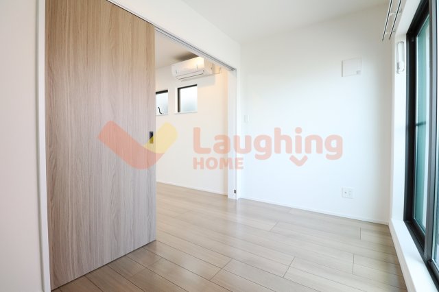 その他部屋・スペース　広くて明るい寝室※別号室のお写真になります。