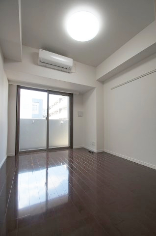 居室・リビング　落ち着いた色合いの床材を使用した居住空間です。