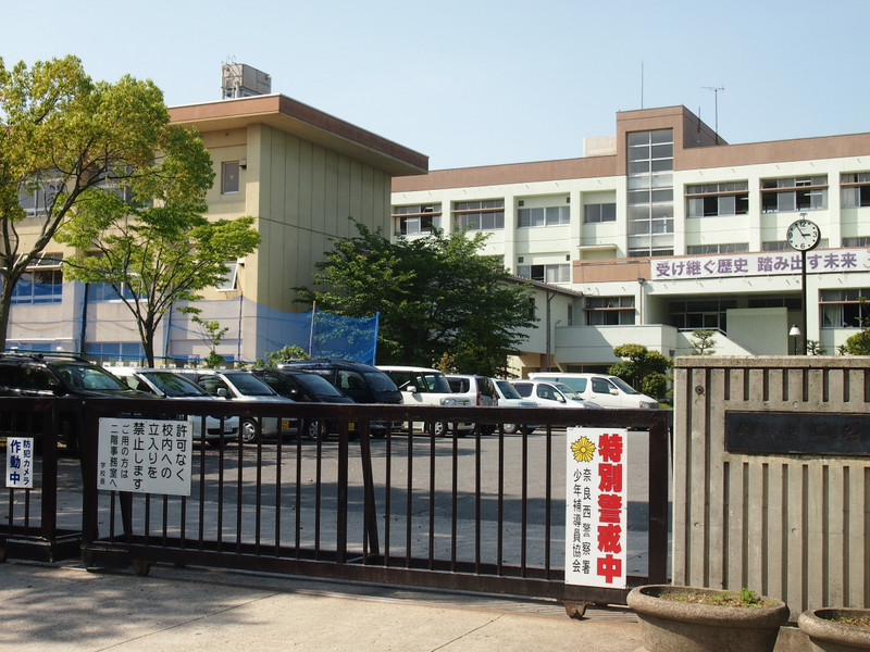 中学校　二名中学校（中学校）まで720m