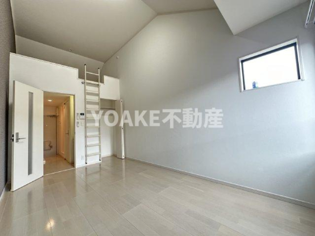 居室・リビング　別部屋の写真となります。現況優先