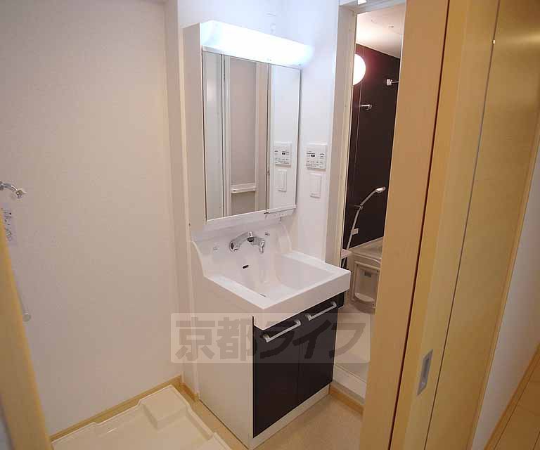 洗面設備　鏡の後ろに収納可