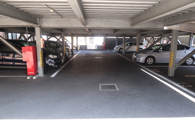 駐車場　敷地内屋根付き駐車場（１Ｆ）※要空確認