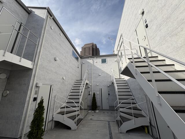 建物外観　お部屋には専用階段があります
