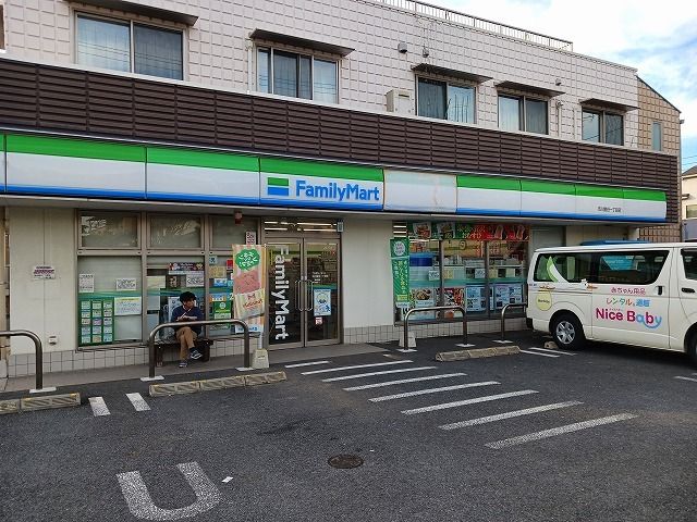 コンビニ　ファミリーマート（コンビニ）まで550m