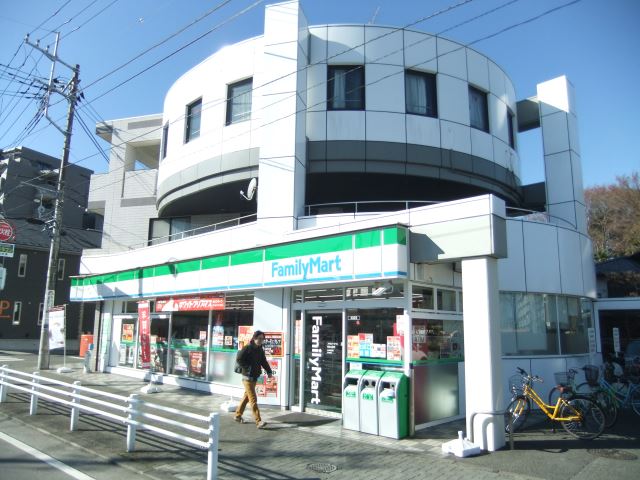 コンビニ　ファミリーマート（コンビニ）まで130m