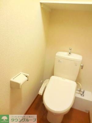 トイレ　温水洗浄便座を採用しているので１年中快適です。