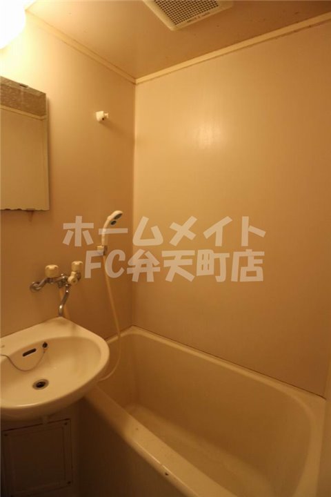 バス・シャワールーム　コンパクトで使いやすいお風呂です