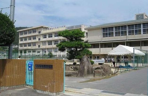 中学校　済美中学校（中学校）まで603m