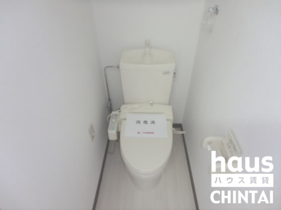トイレ　別部屋の参考写真をご覧くださいませ。