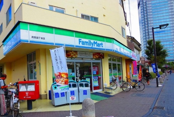コンビニ　ファミリーマート 用賀四丁目店（コンビニ）まで773m
