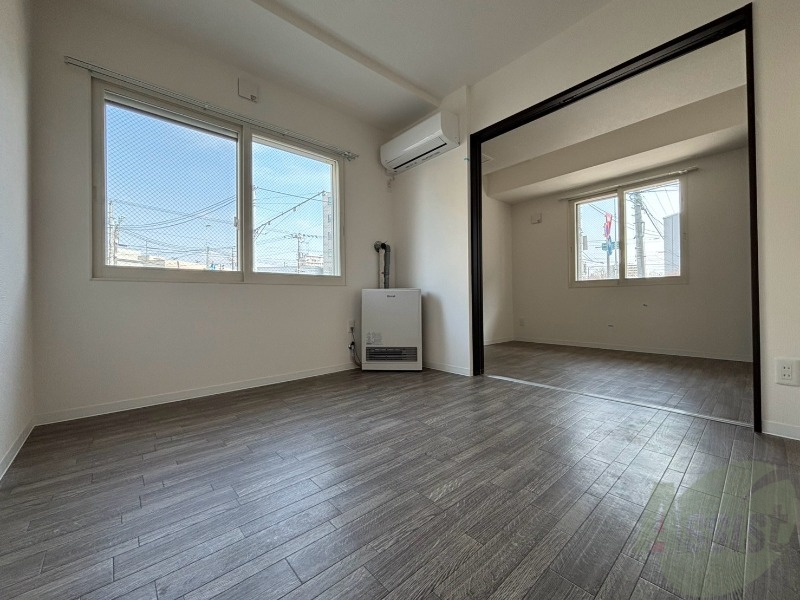 居室・リビング　木目のフローリングは落ち着きのある印象のお部屋になりますね。
