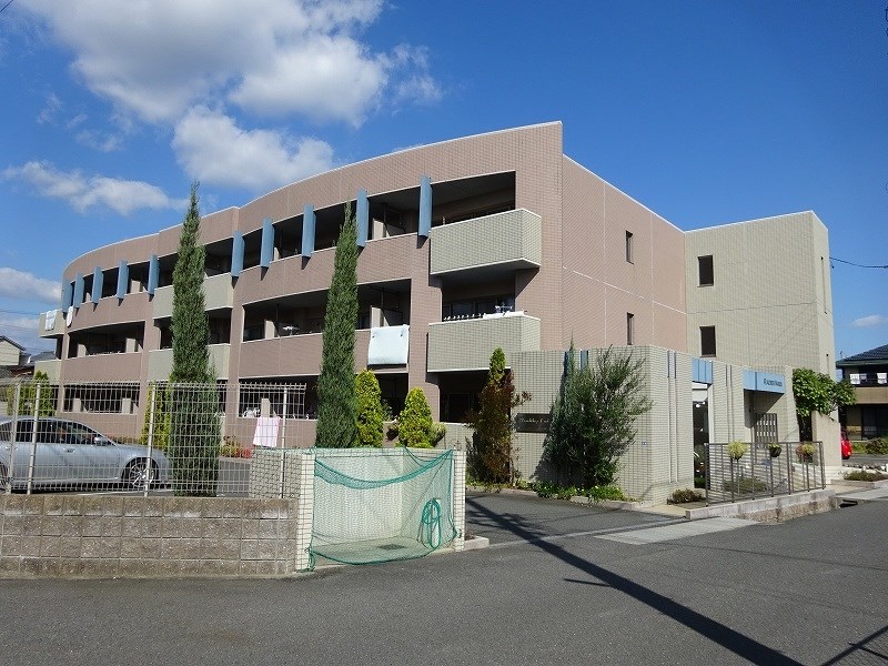 建物外観　阿倉川にオシャレな３Ｆ建ての弊社建設の物件です。