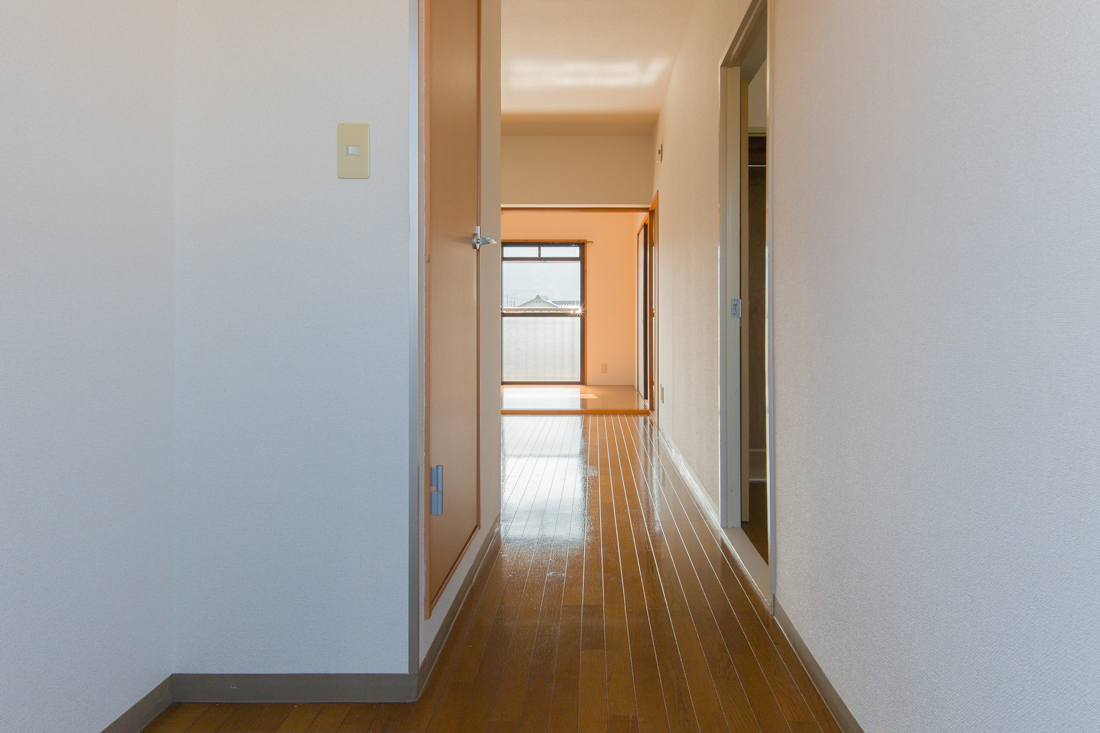 その他　右が水周り、左は洋室