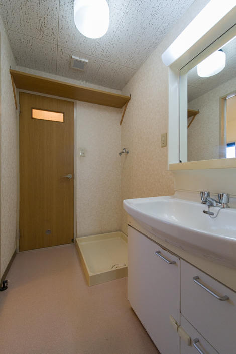 その他共有部分　奥にトイレ、洗濯機置き場と洗面化粧台