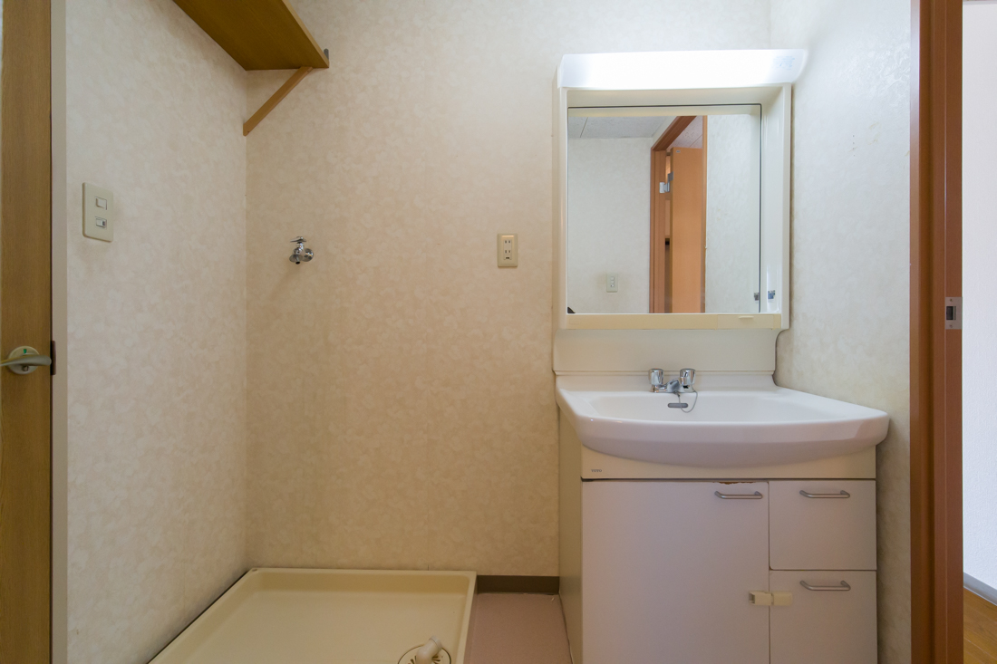 洗面設備　洗濯機置き場と洗面化粧台